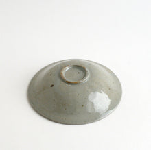 画像をギャラリービューアに読み込む, 印花象嵌菊文碗(青磁/青白磁) / 日高伸治