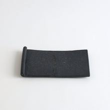 画像をギャラリービューアに読み込む, 炭化脚付板皿 反物 / 日高伸治