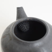 Load image into Gallery viewer, 炭化ポット (中) / 日高伸治