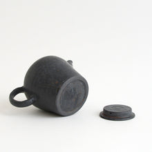 Load image into Gallery viewer, 炭化ポット (中) / 日高伸治
