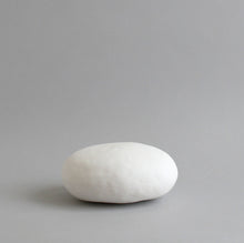 Load image into Gallery viewer, はりこ 石 (中) 白がさ / 備中和紙