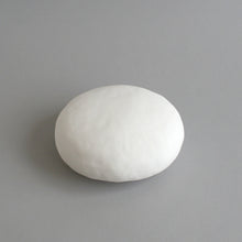 Load image into Gallery viewer, はりこ 石 (中) 白がさ / 備中和紙