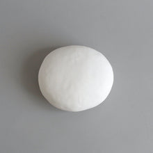 Load image into Gallery viewer, はりこ 石 (中) 白がさ / 備中和紙