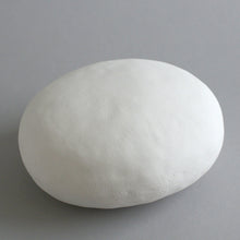 Load image into Gallery viewer, はりこ 石 (中) 白がさ / 備中和紙