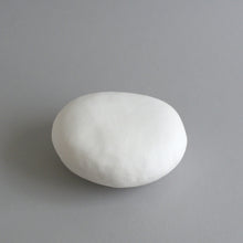 Load image into Gallery viewer, はりこ 石 (中) 白がさ / 備中和紙