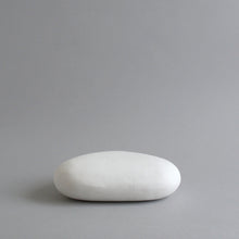 Load image into Gallery viewer, はりこ 石 (中) 白がさ / 備中和紙