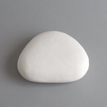 Load image into Gallery viewer, はりこ 石 (中) 白がさ / 備中和紙