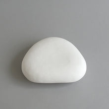 Load image into Gallery viewer, はりこ 石 (中) 白がさ / 備中和紙