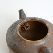 Load image into Gallery viewer, 焼締めポット 薪焼成 / 日高伸治