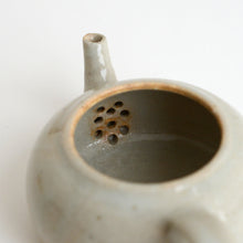 画像をギャラリービューアに読み込む, 青白磁茶壺 / 日高伸治