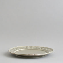 画像をギャラリービューアに読み込む, オリーブレリーフ皿8寸(ライトグレー) / 阿部慎太朗