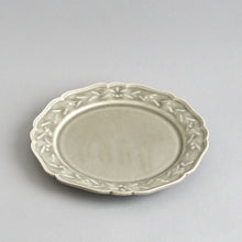 画像をギャラリービューアに読み込む, オリーブレリーフ皿8寸(ライトグレー) / 阿部慎太朗