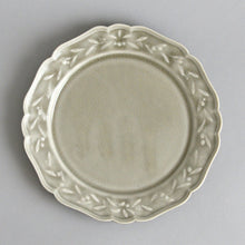画像をギャラリービューアに読み込む, オリーブレリーフ皿8寸(ライトグレー) / 阿部慎太朗