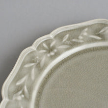 画像をギャラリービューアに読み込む, オリーブレリーフ皿8寸(ライトグレー) / 阿部慎太朗