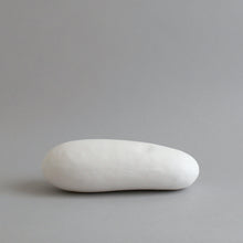 Load image into Gallery viewer, はりこ 石 (中) 白がさ / 備中和紙