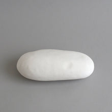 Load image into Gallery viewer, はりこ 石 (中) 白がさ / 備中和紙