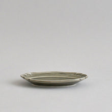 Load image into Gallery viewer, 花形リムまめ皿オーバル (グレー) / 阿部慎太朗