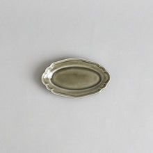 Load image into Gallery viewer, 花形リムまめ皿オーバル (グレー) / 阿部慎太朗