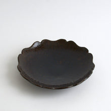 画像をギャラリービューアに読み込む, 黒飴釉稜花皿7寸 / 後藤竜太
