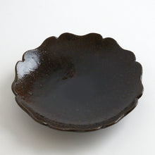 画像をギャラリービューアに読み込む, 黒飴釉稜花皿7寸 / 後藤竜太