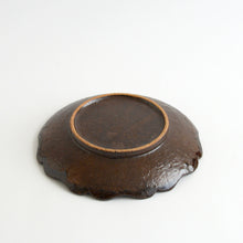 画像をギャラリービューアに読み込む, 黒飴釉稜花皿7寸 / 後藤竜太