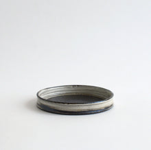 Load image into Gallery viewer, はけ目ドラ皿4寸 / 山田隆太郎
