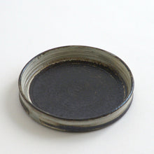 Load image into Gallery viewer, はけ目ドラ皿4寸 / 山田隆太郎