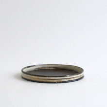 Load image into Gallery viewer, はけ目ドラ皿5.5寸 / 山田隆太郎