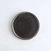 Load image into Gallery viewer, はけ目ドラ皿5.5寸 / 山田隆太郎