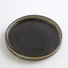 Load image into Gallery viewer, はけ目ドラ皿5.5寸 / 山田隆太郎