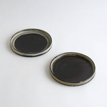 Load image into Gallery viewer, はけ目ドラ皿5.5寸 / 山田隆太郎