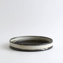 Load image into Gallery viewer, はけ目ドラ皿大 / 山田隆太郎