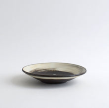 Load image into Gallery viewer, はけ目6寸皿 / 山田隆太郎