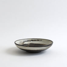 Load image into Gallery viewer, はけ目6寸平鉢 / 山田隆太郎