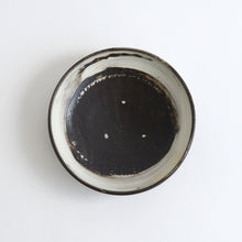 Load image into Gallery viewer, はけ目6寸平鉢 / 山田隆太郎