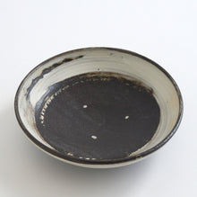 Load image into Gallery viewer, はけ目6寸平鉢 / 山田隆太郎
