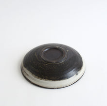 Load image into Gallery viewer, はけ目6寸平鉢 / 山田隆太郎