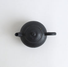 Load image into Gallery viewer, 炭化茶壺 / 日高伸治