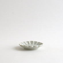 Load image into Gallery viewer, 青白磁小皿 / 竹下努