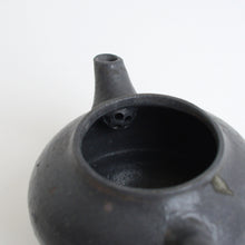 Load image into Gallery viewer, 炭化茶壺 / 日高伸治