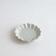 Load image into Gallery viewer, 青白磁小皿 / 竹下努