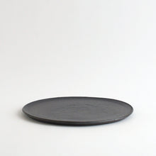 Load image into Gallery viewer, フラットプレート8寸黒 / 山田隆太郎
