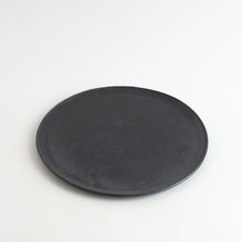 Load image into Gallery viewer, フラットプレート8寸黒 / 山田隆太郎