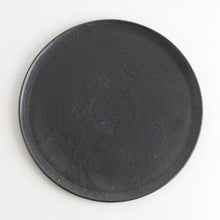 Load image into Gallery viewer, フラットプレート8寸黒 / 山田隆太郎