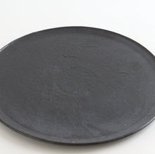 Load image into Gallery viewer, フラットプレート8寸黒 / 山田隆太郎