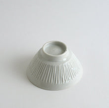 Load image into Gallery viewer, 青白磁飯碗 刻線 / 竹下努