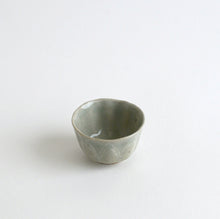 Load image into Gallery viewer, 青白磁象嵌文茶杯 / 日高伸治