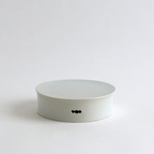 Load image into Gallery viewer, 青白磁三ッ丸台皿(5寸) / 竹下努