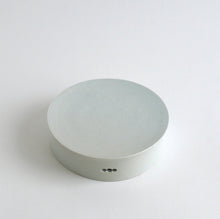 Load image into Gallery viewer, 青白磁三ッ丸台皿(5寸) / 竹下努