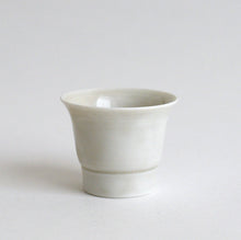 Load image into Gallery viewer, 青白磁茶盃 / 竹下努